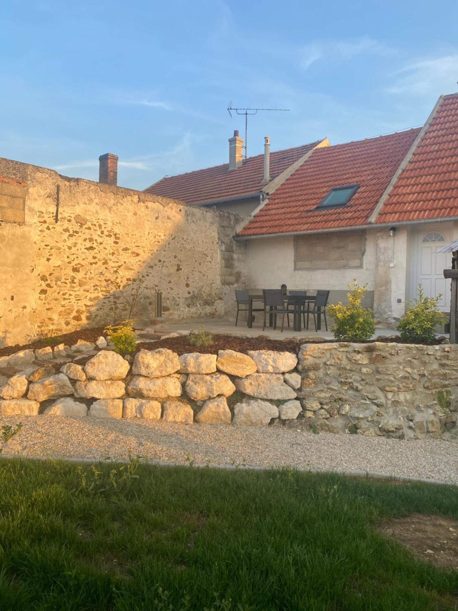 Appart Renove En Duplex Avec Terrasse Et Garage Bouleurs Exterior foto
